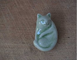 Чайная фигурка “Спящая кошка”, зеленая глазурь