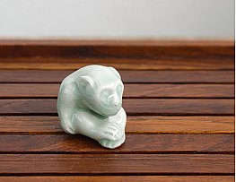 Чайная фигурка из глины “Сидящая обезьяна”, селадон